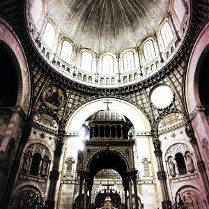 Sous le dôme, la croix